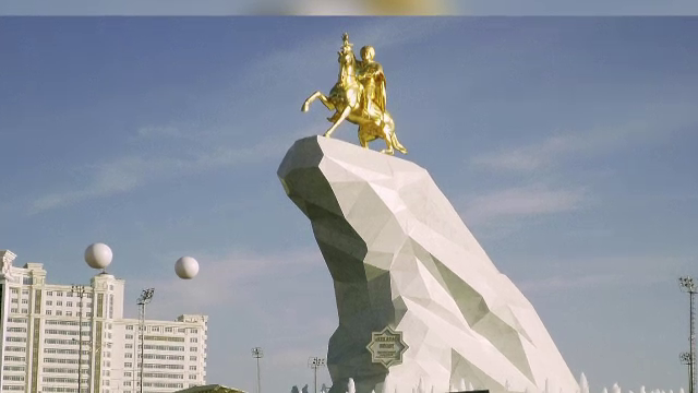 Presedintele Turkmenistanului si-a facut statuie de aur, "la cererea oamenilor simpli". Cum apare liderul pe monumentul imens