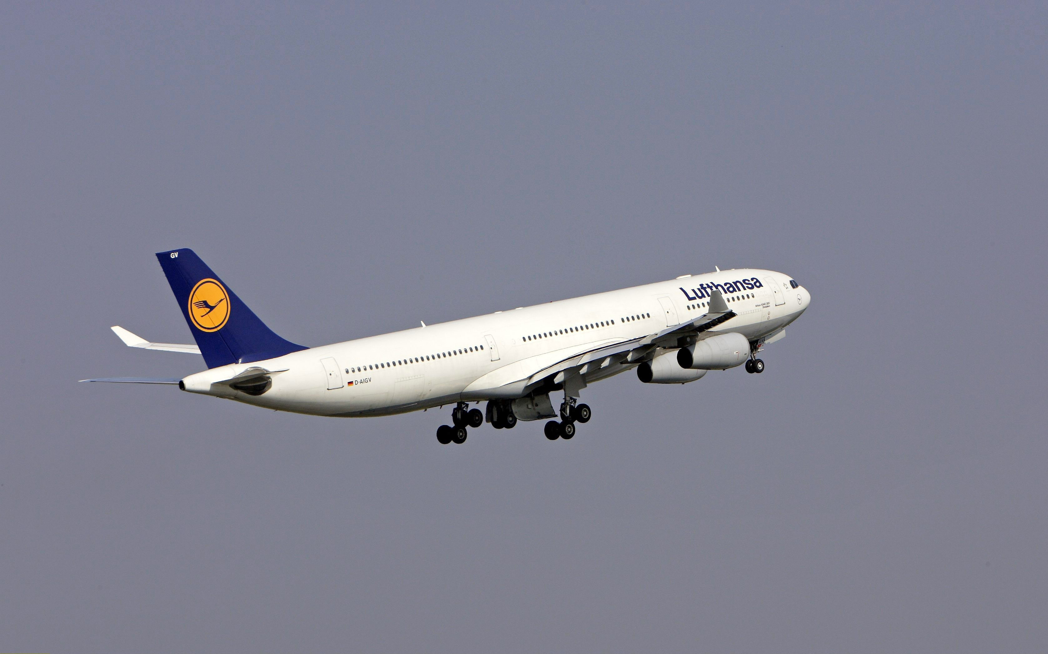 Un iordanian a incercat sa intre peste pilotii unui avion Lufthansa. Cine l-a "linistit" pentru restul zborului