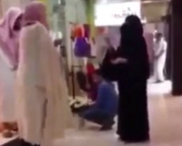 Momentul in care o femeie saudita e fortata de politia religioasa sa plece dintr-un mall fiindca i se vedeau mainile