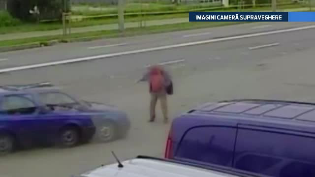 A asteptat autobuzul in plina strada si a ajuns in stare grava la spital. Scena de cosmar a fost surprinsa de camere