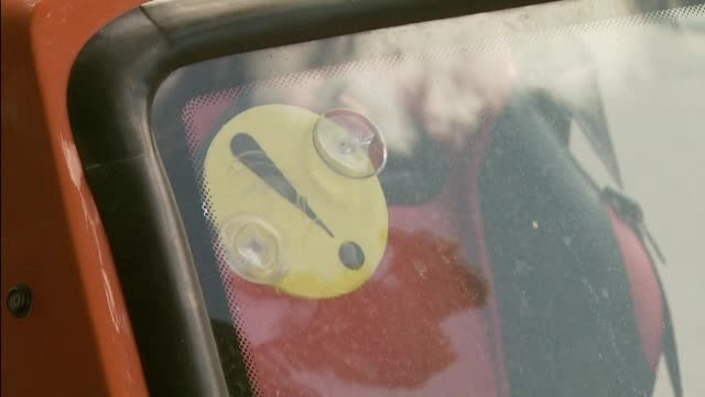 Un deputat vrea sa le dea carnet tinerilor de 16 ani. Pareri pro si contra despre sistemul "sofer minor, doar cu insotitor"