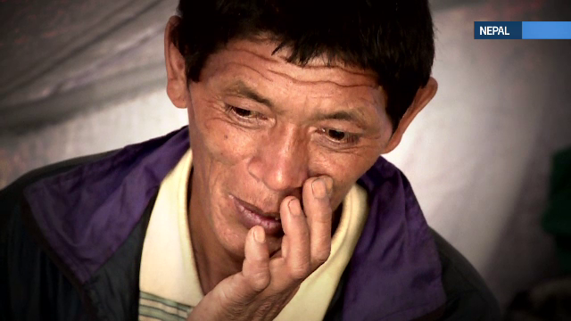 Reportaj Stirile ProTV din Nepal. Povestea unui tata care si-a carat fetita ranita in spate o zi intreaga pentru a o salva