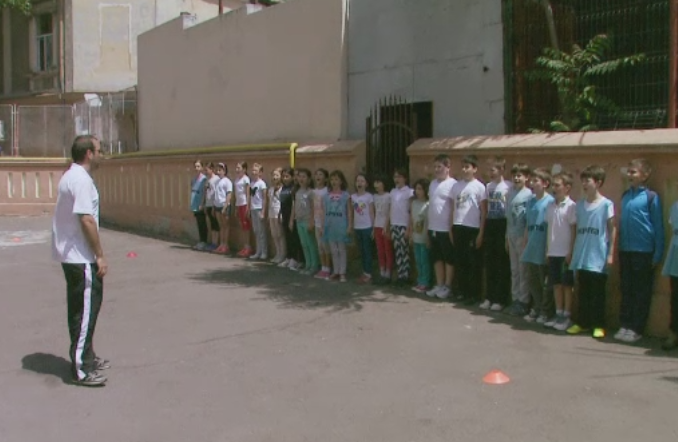 Mai multe ore de educatie fizica, in programa scolara. Reactia profesorilor: "Aruncam mingea la tramvai, nu sunt sali"