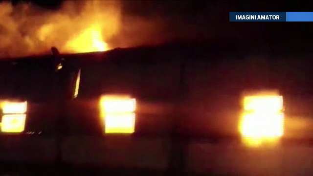 Incendiu puternic in hala unei fabrici de textile din Bistrita. Pompierii s-au luptat cu flacarile mai bine de o ora