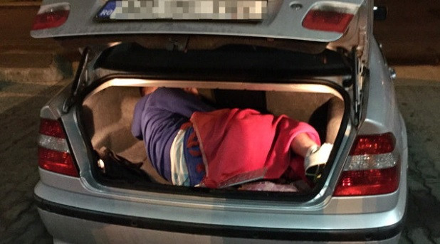 Politistii de la frontiera Bors i-au verificat masina, iar in portbagaj au gasit "surpriza". VIDEO