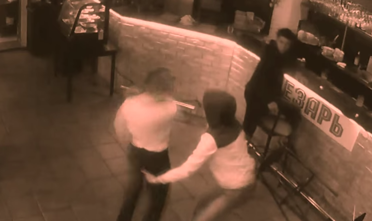 Momentul in care o chelnerita din Rusia il invata o lectie pe un client agresiv. Clipul de aproape 6 milioane de afisari