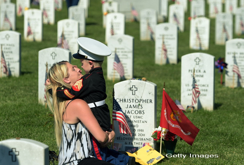 Fotografia care te lasa fara cuvinte. Momentul in care un copil de 4 ani se intinde pe mormantul tatalui sau