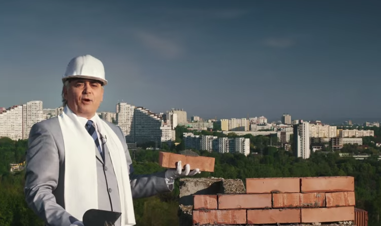 "E timpul sa aratam cu degetul la o groapa". Moldovenii, indemnati sa iasa la vot printr-un spot care ironizeaza politicienii