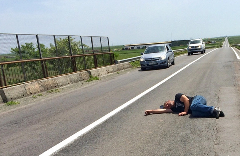 Incident bizar pe drumul spre Calarasi. Soferii riscau sa dea peste un barbat care se odihnea in mijlocul soselei