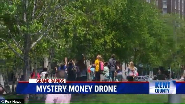 A plouat cu bani, la propriu, deasupra unui parc din Michigan. Reactia oamenilor dupa ce si-au dat seama ca sunt adevarati