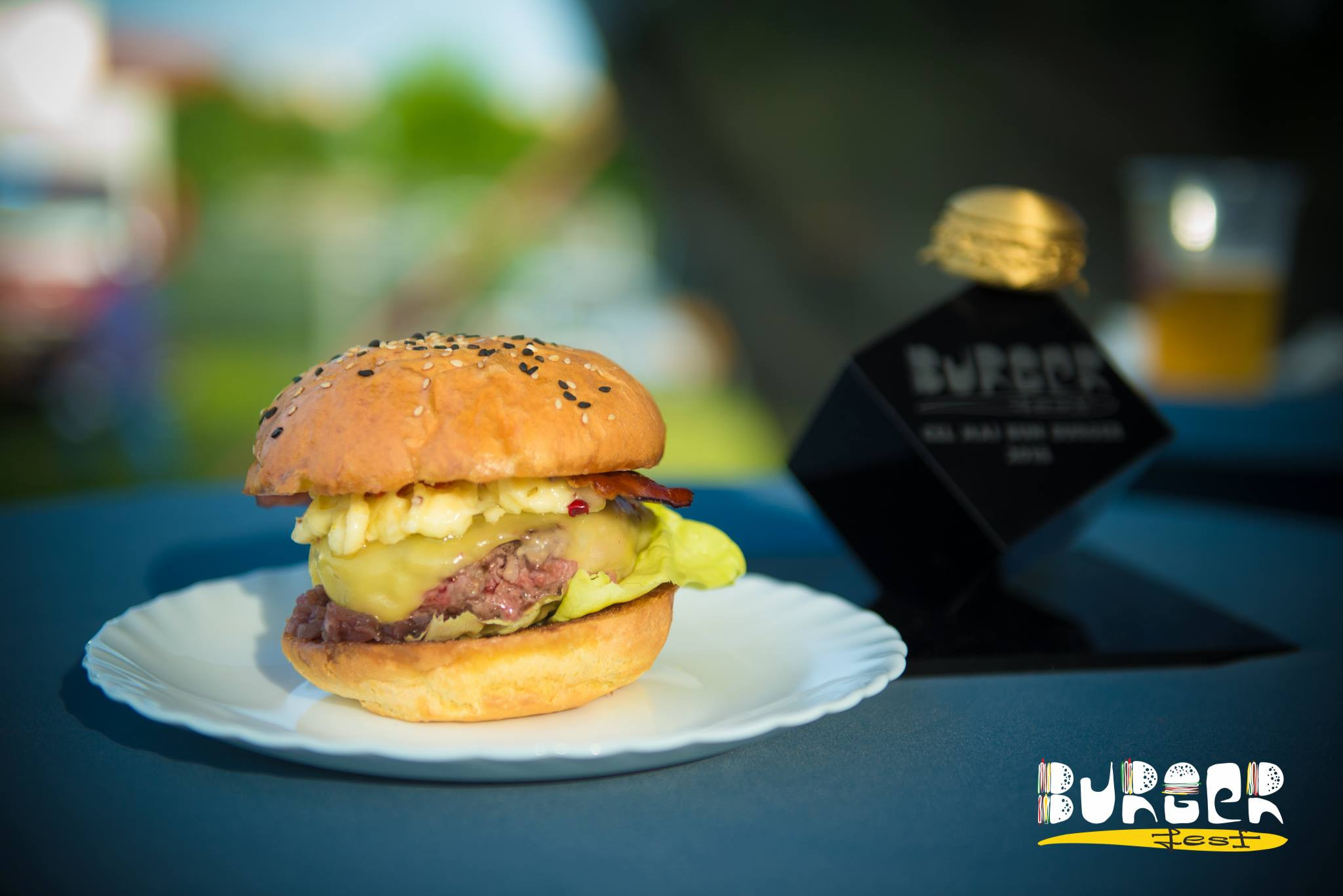 Burgeri gourmet, oameni tolaniti la soare si muzica buna. Cum a fost la prima editie BurgerFest