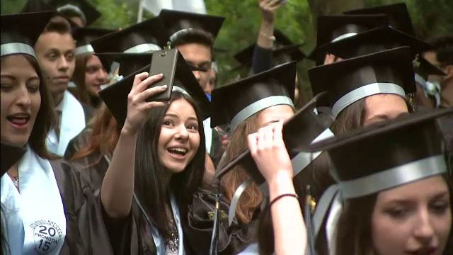 Parada in Cismigiu. Cum au defilat absolventii de la cel mai prestigios liceu din Bucuresti