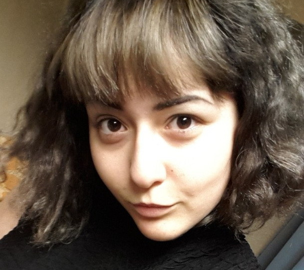 Nu se mai epileaza de opt ani si crede ca asta o face sa fie o femeie adevarata. Cum arata tanara fara haine. FOTO