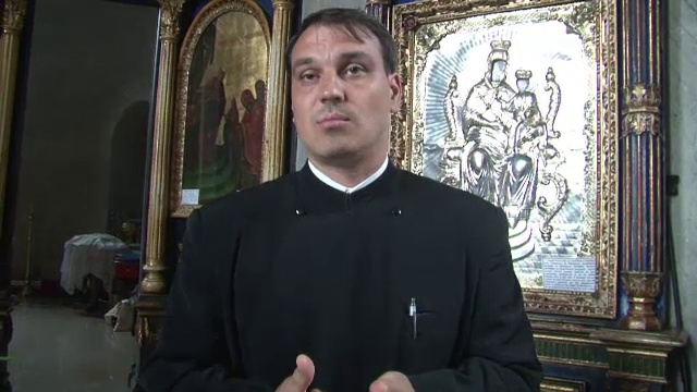 Bebelus, in stare grava la spital, dupa ce ar fi fost scapat din maini in timpul botezului. Explicatiile preotului