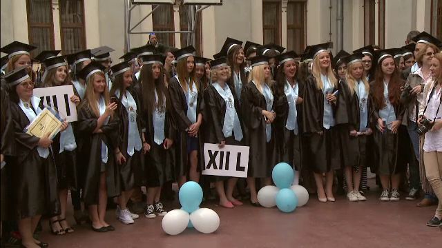 Parada a absolventilor de liceu prin Cismigiu. Ce-si doreste Ioana, o eleva care a avut 10 pe linie inca din clasa a 5-a