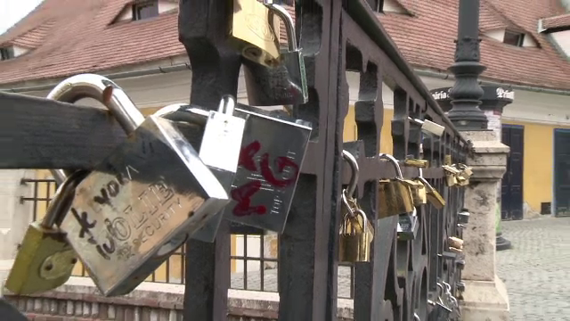 "Lacatele iubirii" vor fi scoase de pe Podul Minciunilor din Sibiu. Cele doua motive pentru care Primaria a luat decizia