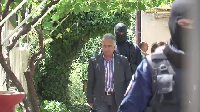 Primarul municipiului Tulcea a fost retinut. Ce acuzatii i-au adus oamenii adunati in fata curtii