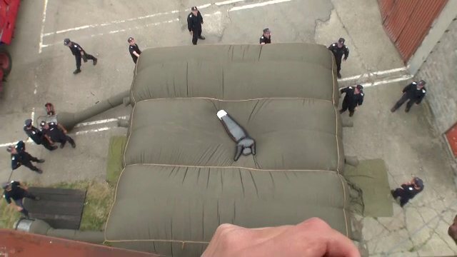 Experiment ProTV. Cat de sigura este o saltea pneumatica daca sari de la 12 metri si cum se desfasoara o salvare la inaltime