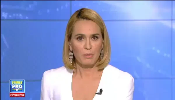 Pupaturi pe frunte, aranjatul cravatei si lovituri in gluma. Cum isi intampina presedintele UE colegii la summituri