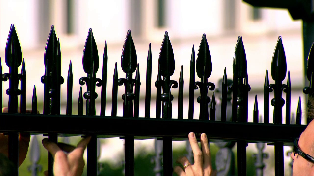 Gardul de la Casa Alba, modificat. Va avea varfuri ascutite pentru a-i tine la distanta pe cei tentati sa il sara