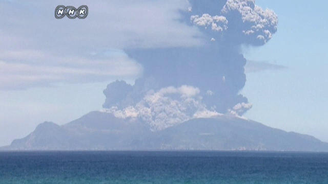 Imagini spectaculoase cu eruptia vulcanului Shindake din Japonia. O intreaga insula a fost evacuata