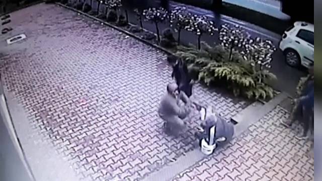 Politistii l-au identificat pe barbatul care a batut crunt un taximetrist. Cine este agresorul