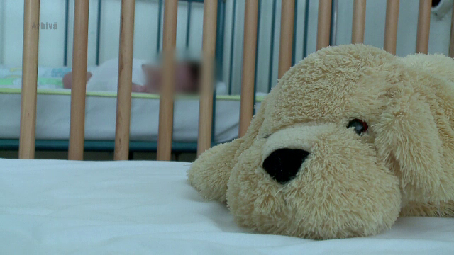 Bebelusul scapat de preot in timpul botezului, in continuare in stare grava: "Probabil s-a inecat putin"