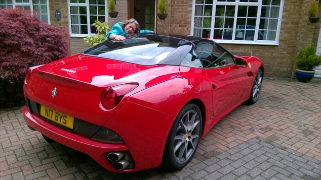 A economisit ani de zile pentru a inchiria un Ferrari de ziua sotiei, insa au facut accident in cateva ore. Nota lor de plata