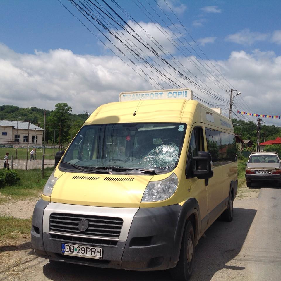 Microbuz cu elevi atacat cu furca de un barbat, in Dambovita. Agresorul a stat in inchisoare dupa ce a ucis un profesor