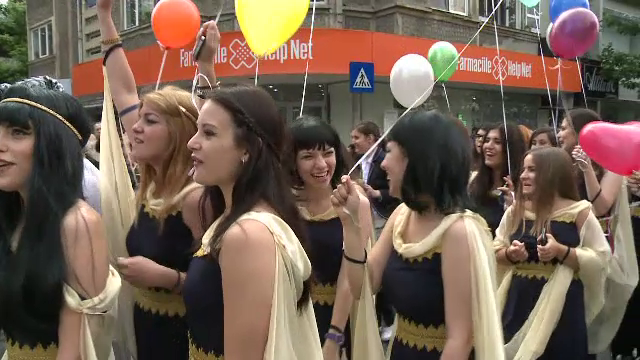 Bucuria tinerilor care au terminat liceul a invadat strazile Capitalei. Imagini de la parada cu pirati, indieni si majorete