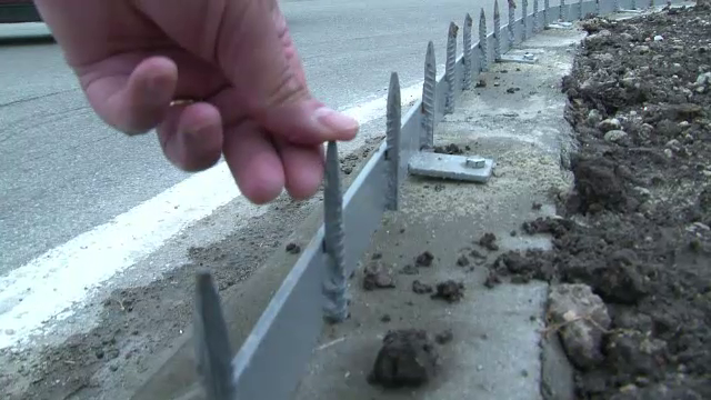Ideea pe bani publici a primarului din Bistrita. Le-a pregatit soferilor țepe din metal ca sa "apere" panselutele din oras