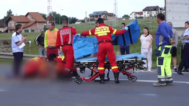 Copil de 11 ani, spulberat de o masina pe DN1 dupa ce a traversat prin loc nepermis. Baiatul se afla in stare grava