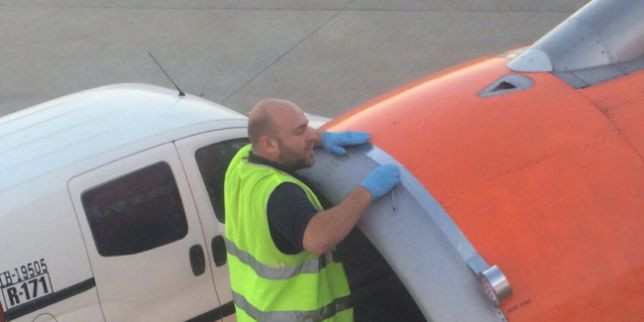 Un angajat al unei companii britanice low-cost, fotografiat in timp ce "repara motorul unui avion cu banda adeziva"