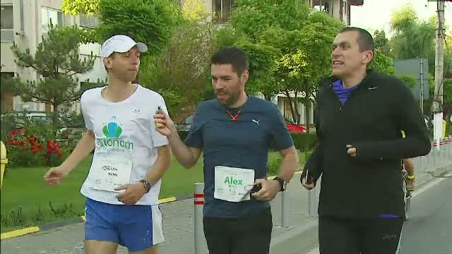 Alex Dima a alergat la maraton pentru copiii parintelui Tanase, din Valea Screzii. Cum putem ajuta cele 500 de suflete