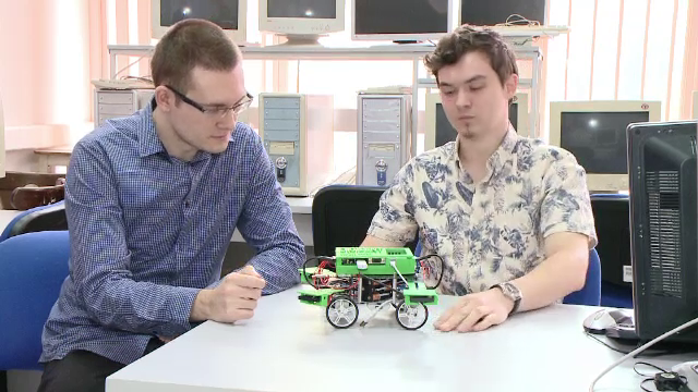 Sistemul care pastreaza automobilul pe carosabil, in cazul in care soferul adoarme, inventat de doi studenti din Timisoara