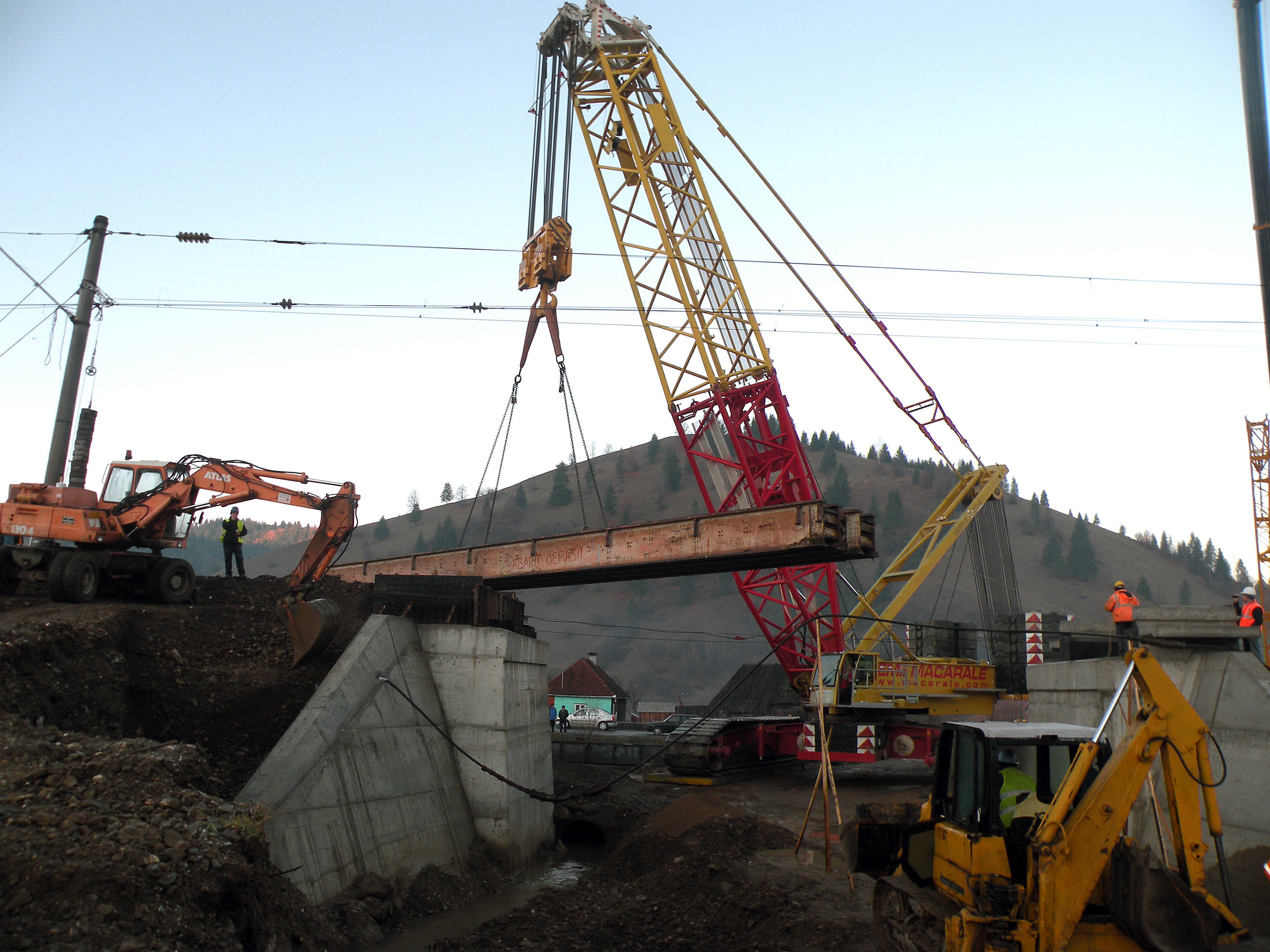 Barbatul care s-a urcat pe o macara din Capitala pentru a protesta, convins sa coboare dupa mai mult de 15 ore