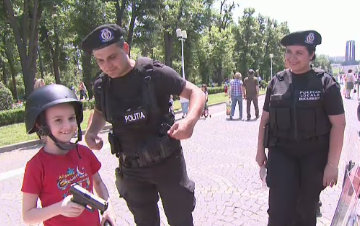 Copiii au petrecut 1 iunie in avans, in parcurile din Capitala. Cei mai curajosi au testat arsenalul Politiei Locale