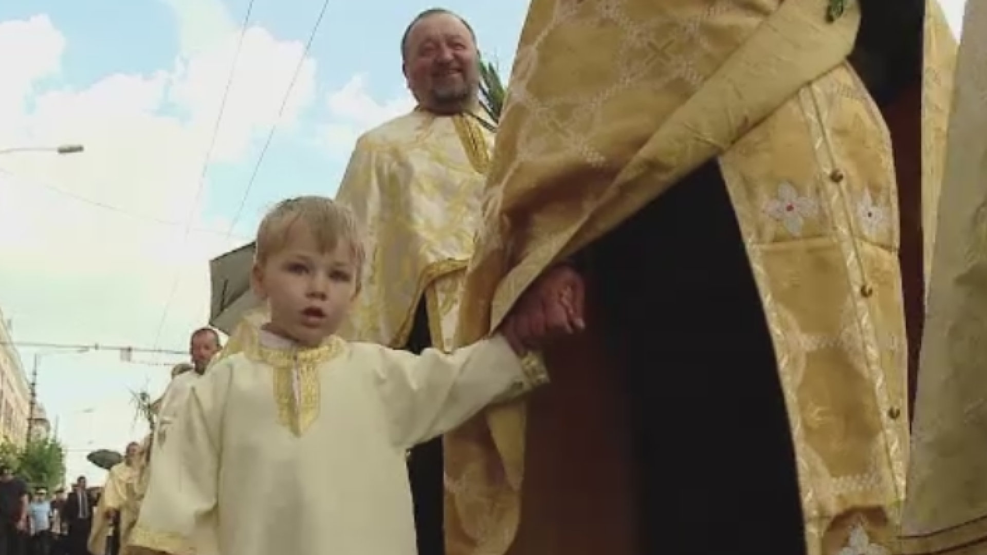 Crestinii-ortodocsi sunt in sarbatoare. Sute de oameni, la o procesiune in Cluj, pentru a marca pogorarea Duhului Sfant