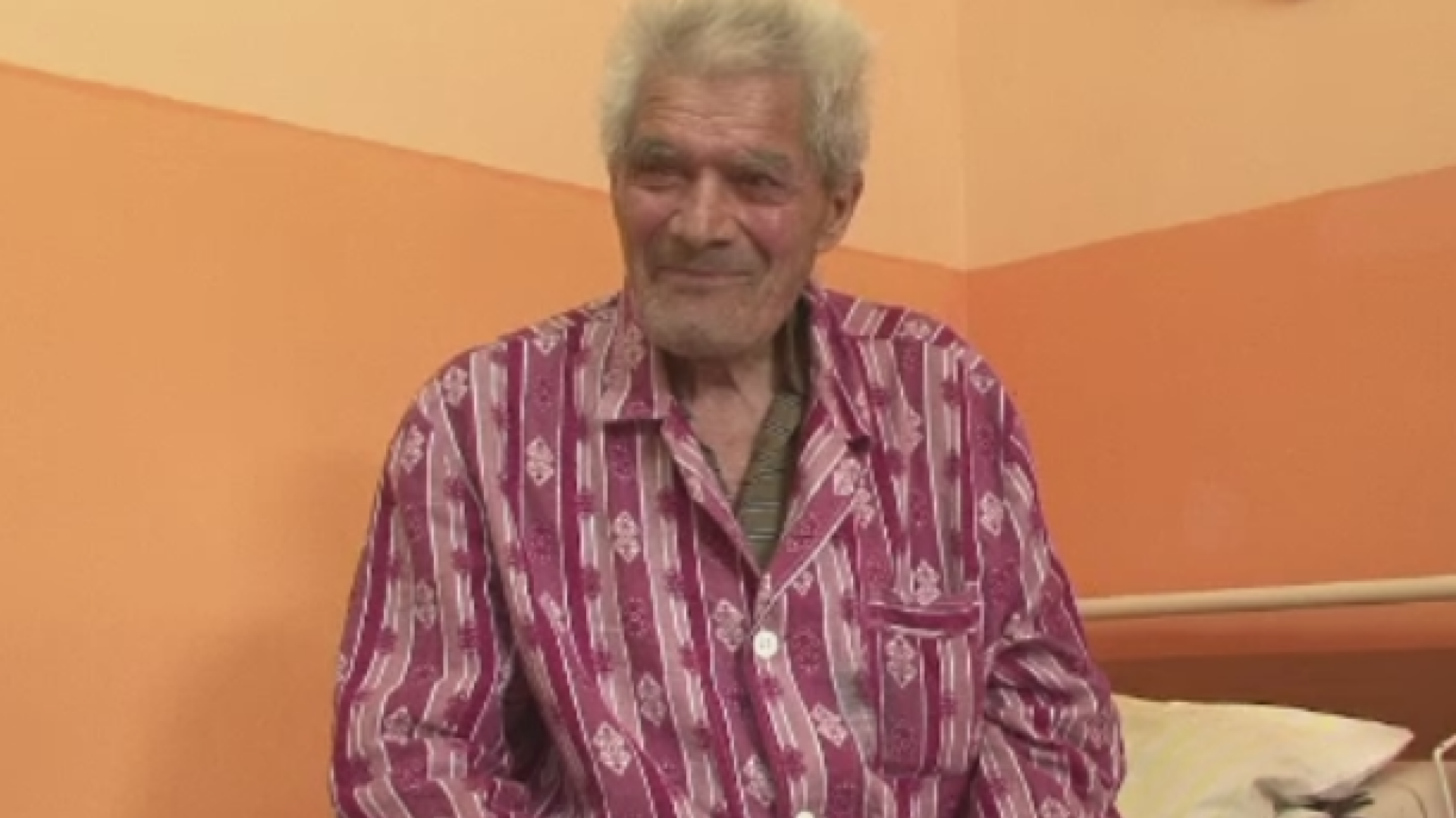 "Eu zic bogdaproste ca era intuneric". Medicii de la Spitalul din Bacau i-au redat unui batran vederea la un ochi