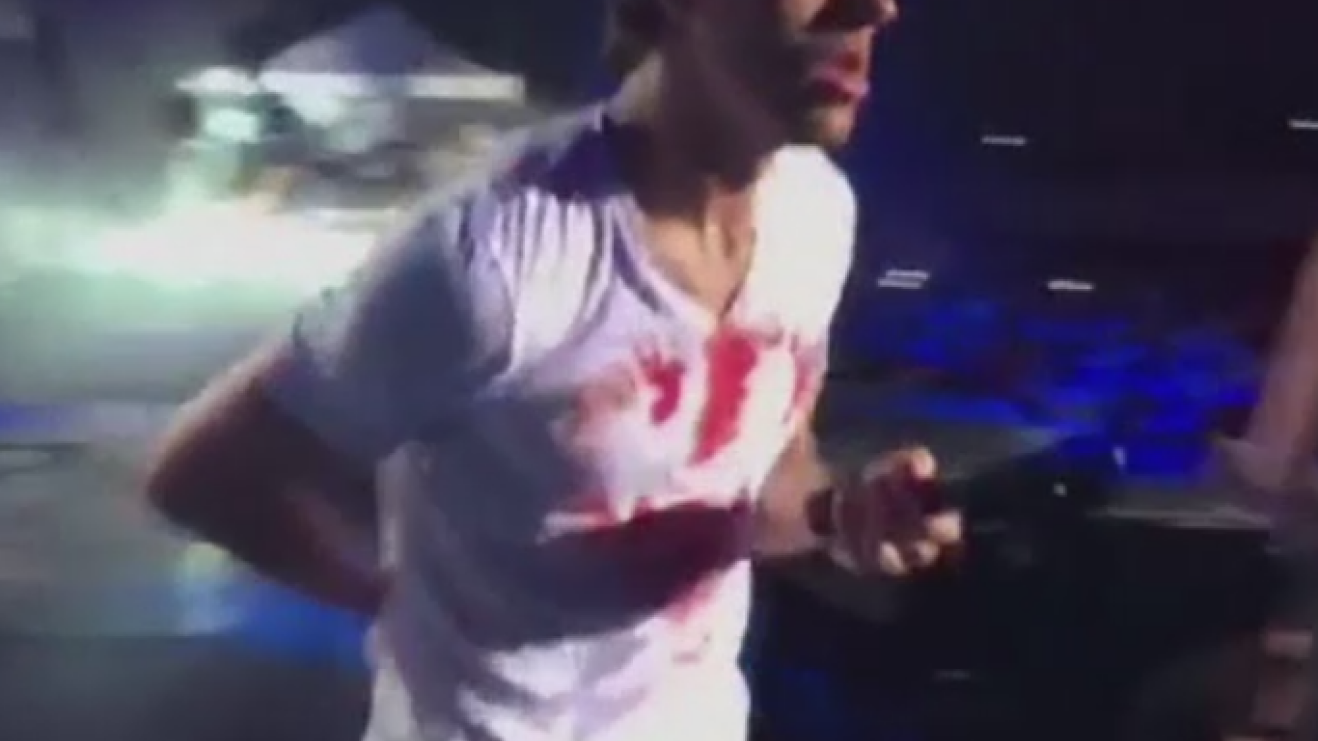 Enrique Iglesias, ranit in timpul unui concert in Mexic. Artistul a continuat sa cante plin de sange. VIDEO