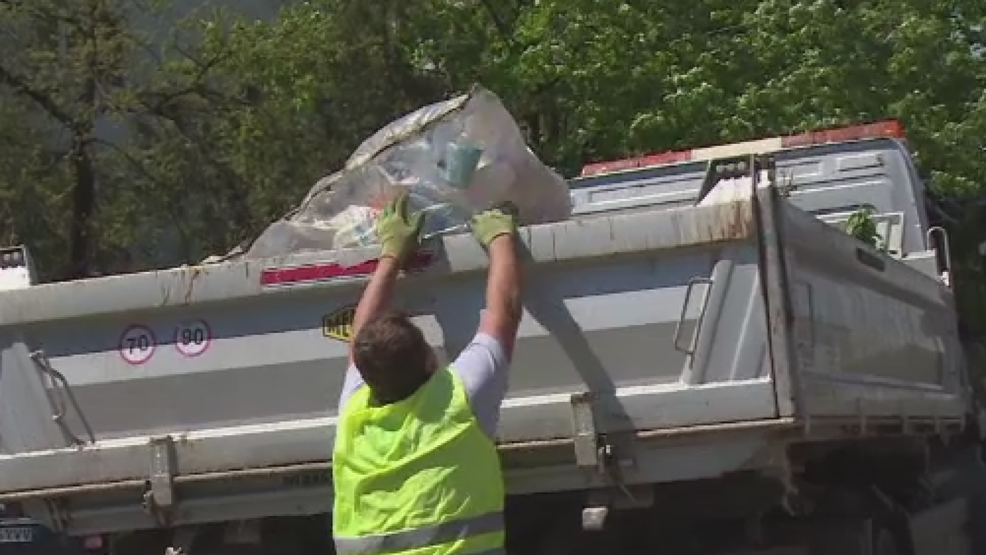 Scandalul gropii de gunoi din Suceava. Comisarul european Corina Cretu ii cere ministrului Mediului sa analizeze proiectul