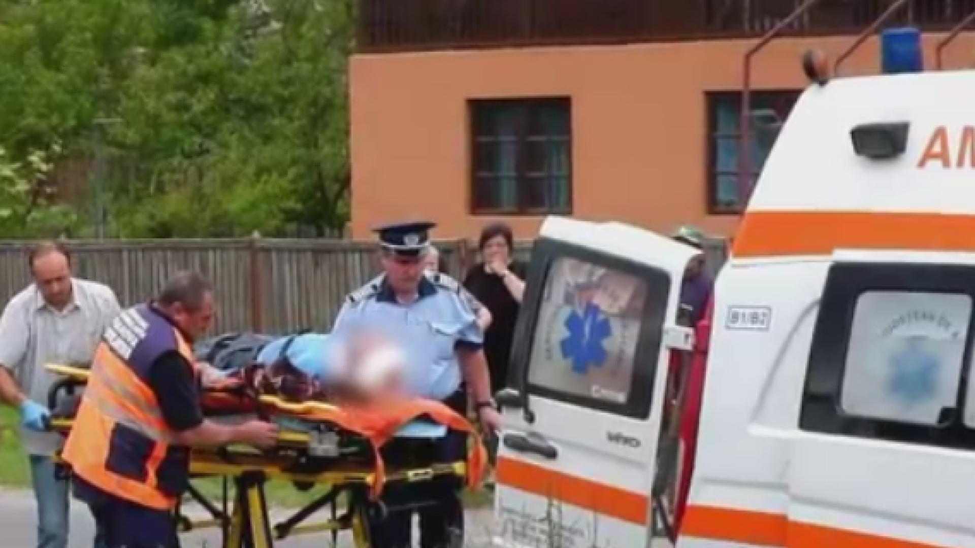 Un batran din Slanic Prahova a supravietuit miraculos dupa ce a fost lovit de tren si aruncat la cativa metri de sine