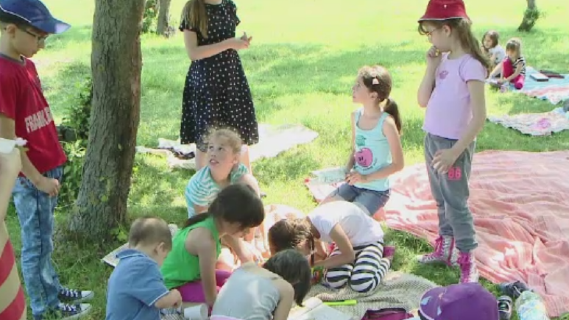 Copiii, rasfatati de ziua lor cu iesiri la iarba verde si pescuit. Scolile au organizat excursii cu profesorii si parintii