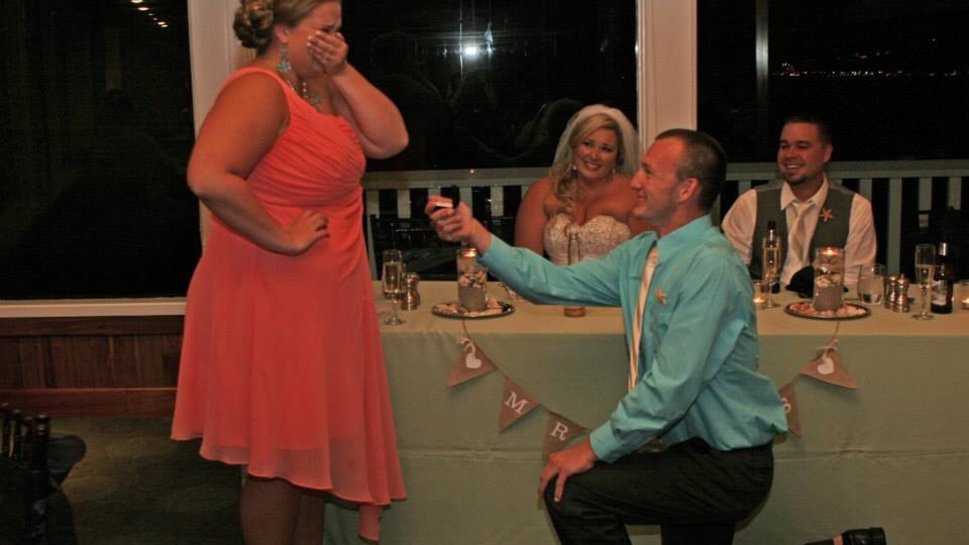 Toata lumea l-a criticat fara motiv. Adevarul din spatele cererii in casatorie ce a avut loc in timpul unei alte nunti