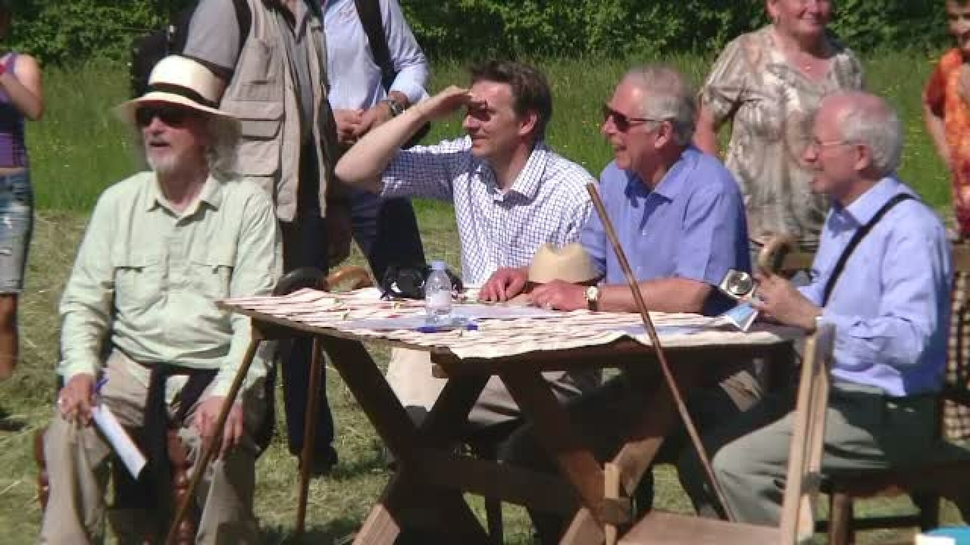 Printul Charles i-a invitat pe localnicii din Valea Zalanului la masa in curtea casei sale. Ce surpriza i-au pregatit acestia