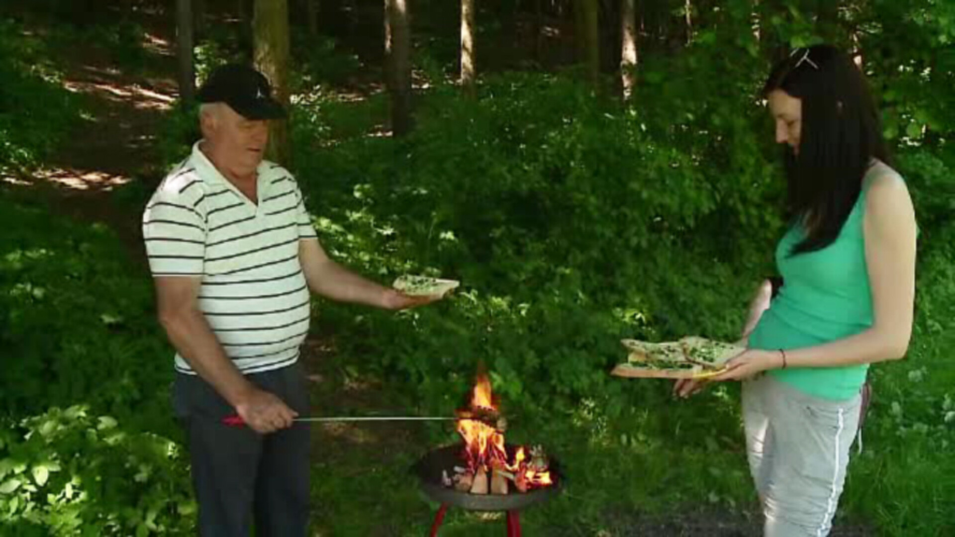 Mii de romani au sarbatorit cu gratare Rusaliile si reducerea TVA. "Reteta" gulasului preparat la gura portbagajului