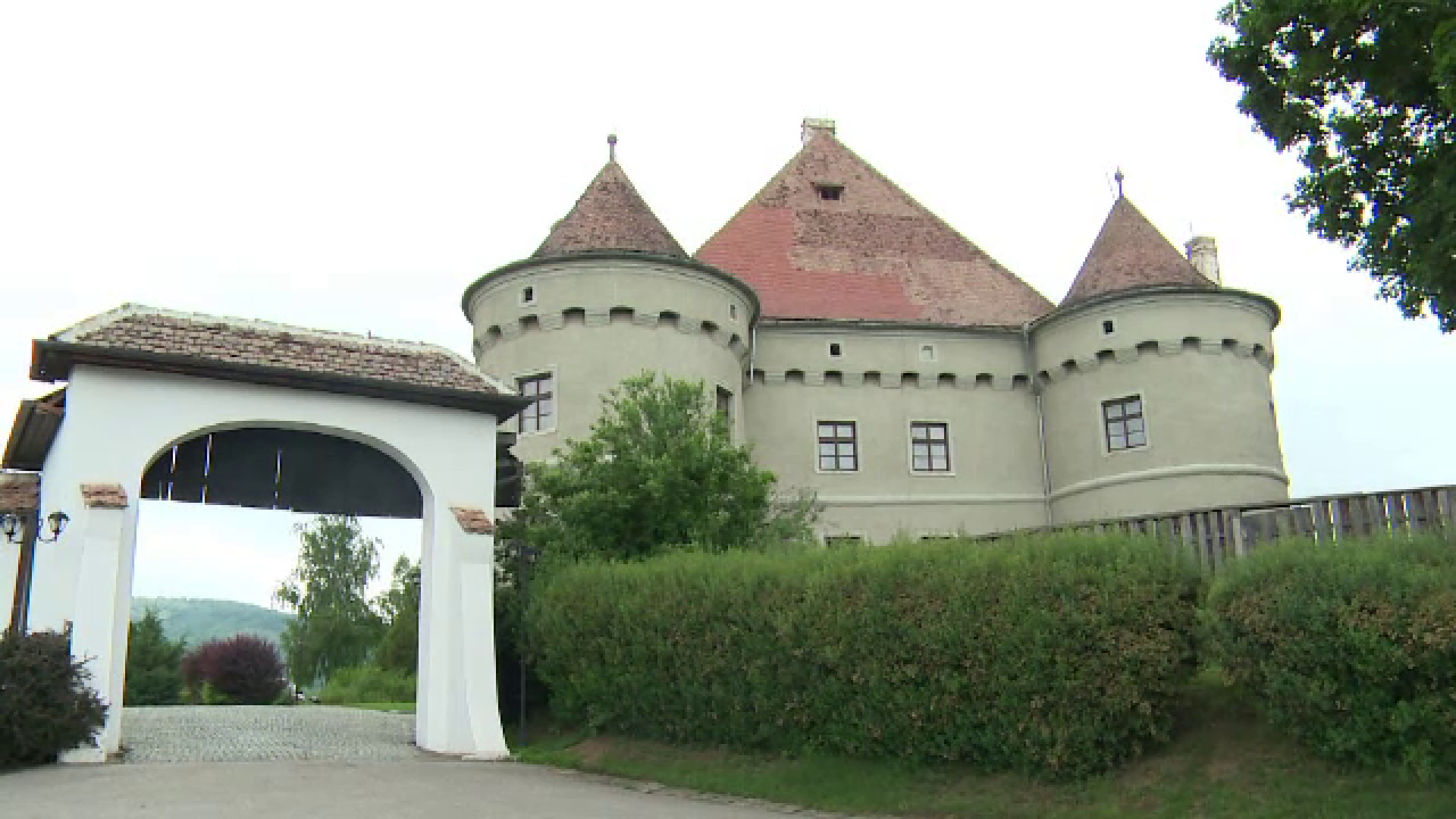 Castelul pierdut la carti si detinut de 40 de familii. Initiativa unor fotografi romani de a aduce turisti in Romania