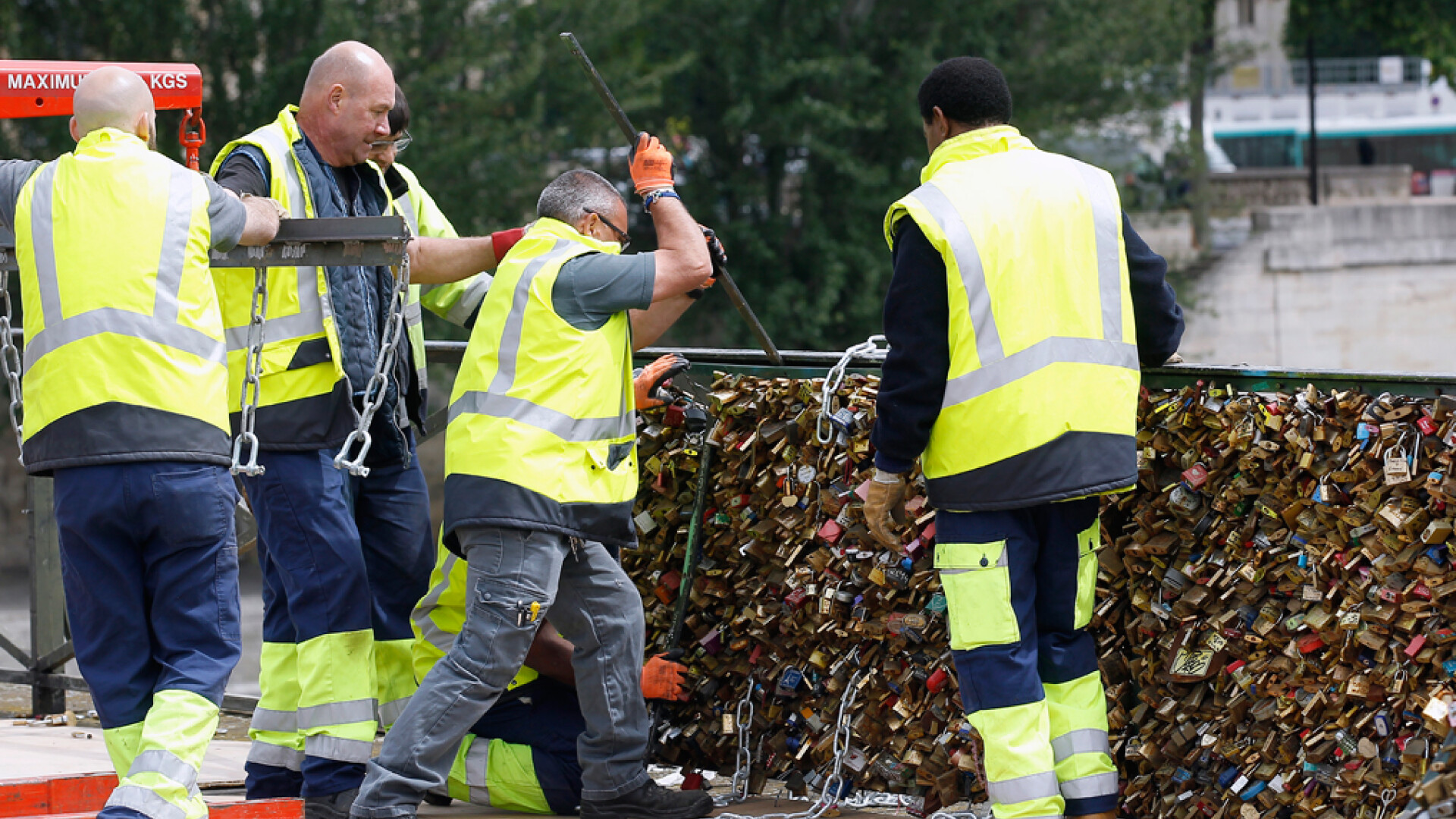 Lacatele de pe podul indragostititilor din Paris vor fi scoase de primarie. Cate tone cantaresc in total
