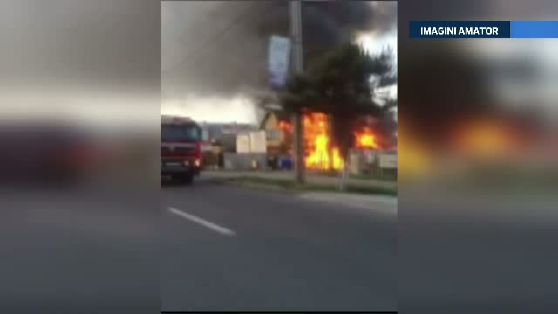 Incendiu puternic la o magazie cu lemne din Bacau. Pompierii s-au luptat jumatate de ora cu flacarile