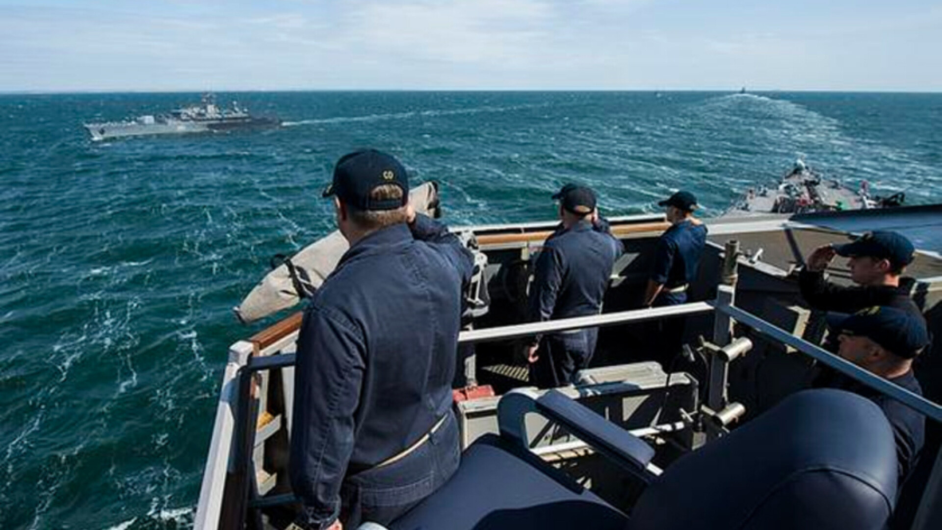 Marina americana a prezentat imagini cu momentul in care nava USS Ross se intalneste cu un avion de atac rusesc. VIDEO
